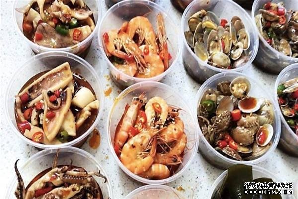 大連大嬸開醬燜小海鮮店，一開門就有人來排隊(duì)，食客：奔著醬料來