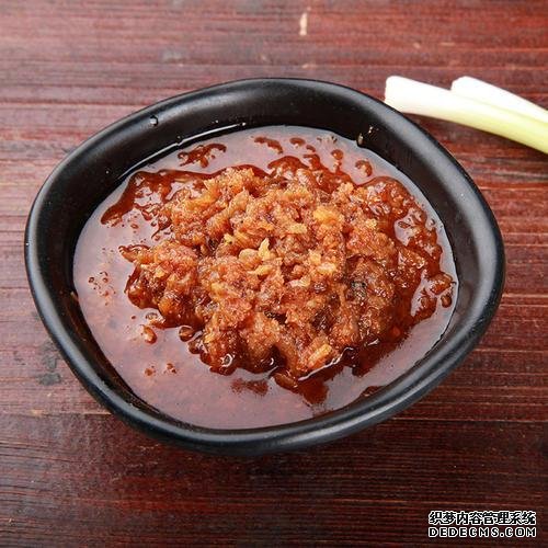 大連大嬸開醬燜小海鮮店，一開門就有人來排隊(duì)，食客：奔著醬料來