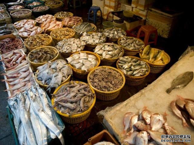 大連大嬸開醬燜小海鮮店，一開門就有人來排隊(duì)，食客：奔著醬料來
