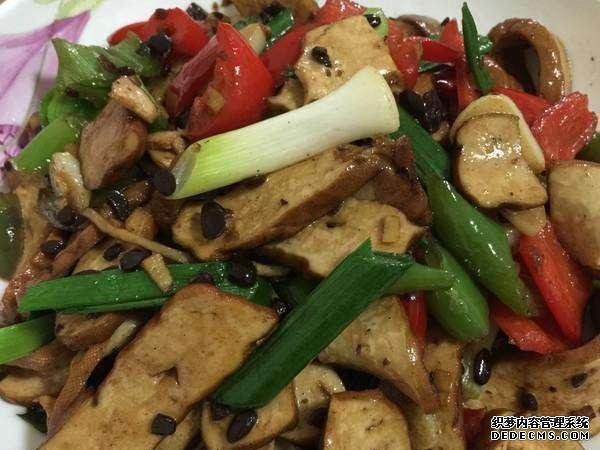 香菇片炒五花肉，尖椒青蒜香干，春筍魚片這幾道家常菜的做法