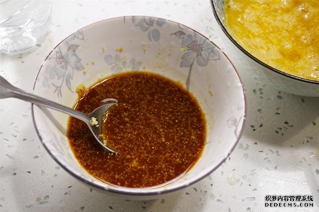 炒雞蛋，多加幾味料變螃蟹味，家人吃上癮的“賽螃蟹”，超下飯