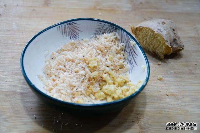 炒雞蛋，多加幾味料變螃蟹味，家人吃上癮的“賽螃蟹”，超下飯