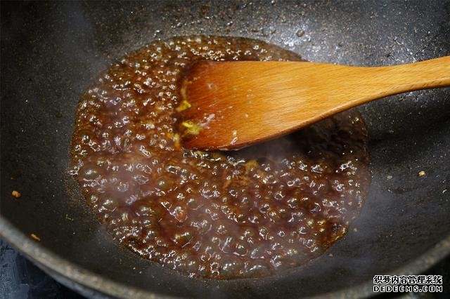 炒雞蛋，多加幾味料變螃蟹味，家人吃上癮的“賽螃蟹”，超下飯