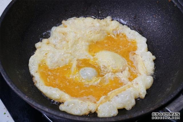 炒雞蛋，多加幾味料變螃蟹味，家人吃上癮的“賽螃蟹”，超下飯