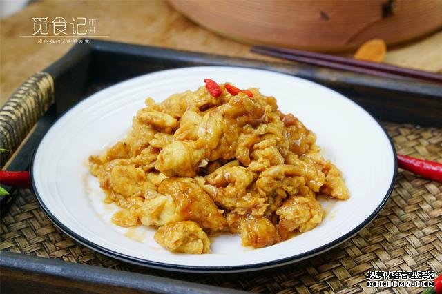 炒雞蛋，多加幾味料變螃蟹味，家人吃上癮的“賽螃蟹”，超下飯