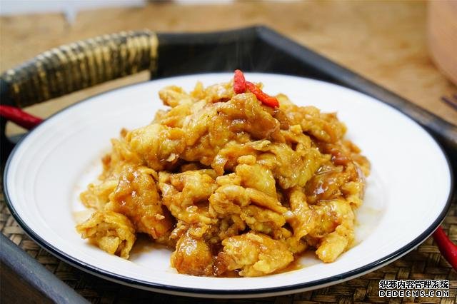 炒雞蛋，多加幾味料變螃蟹味，家人吃上癮的“賽螃蟹”，超下飯