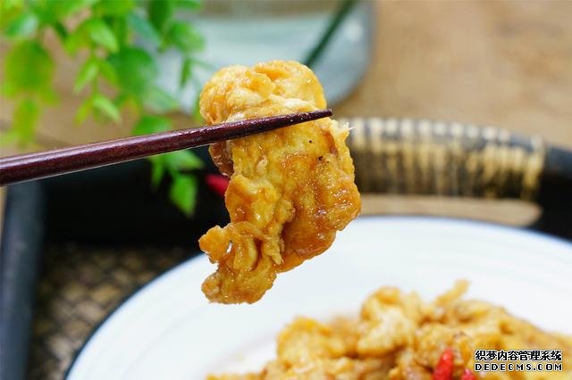 炒雞蛋，多加幾味料變螃蟹味，家人吃上癮的“賽螃蟹”，超下飯