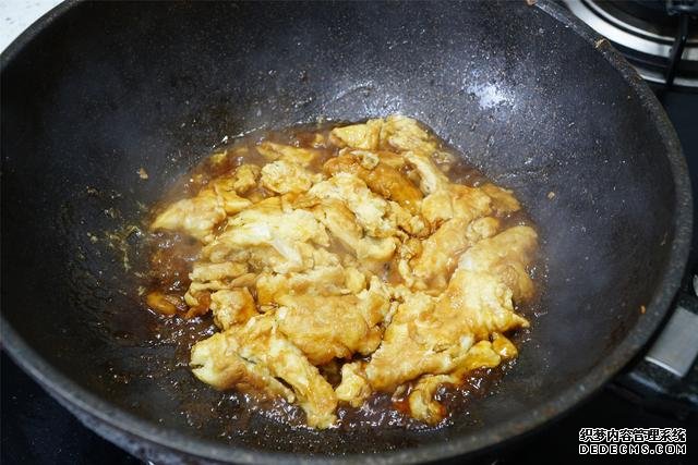 炒雞蛋，多加幾味料變螃蟹味，家人吃上癮的“賽螃蟹”，超下飯