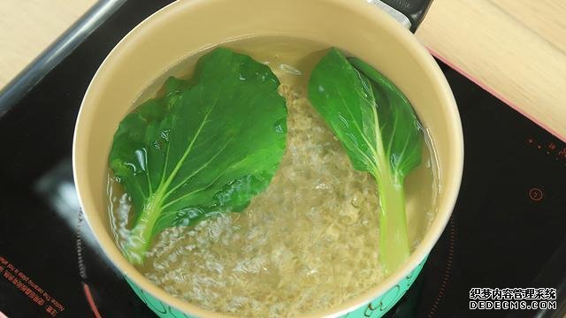 賽螃蟹炒飯怎么做？不用螃蟹而用它，米粒金黃又圓潤