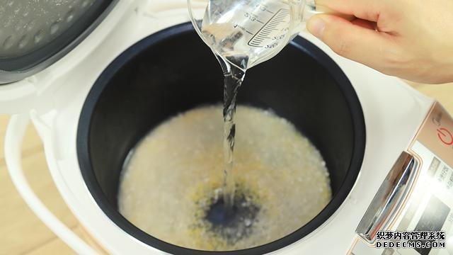 賽螃蟹炒飯怎么做？不用螃蟹而用它，米粒金黃又圓潤