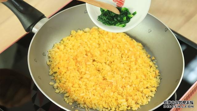 賽螃蟹炒飯怎么做？不用螃蟹而用它，米粒金黃又圓潤