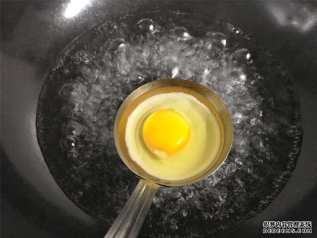 水煮荷包蛋，冷水下鍋還是開(kāi)水下鍋？學(xué)會(huì)這三招，雞蛋圓嫩不散