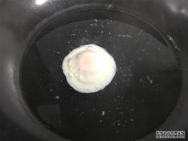 水煮荷包蛋，冷水下鍋還是開(kāi)水下鍋？學(xué)會(huì)這三招，雞蛋圓嫩不散