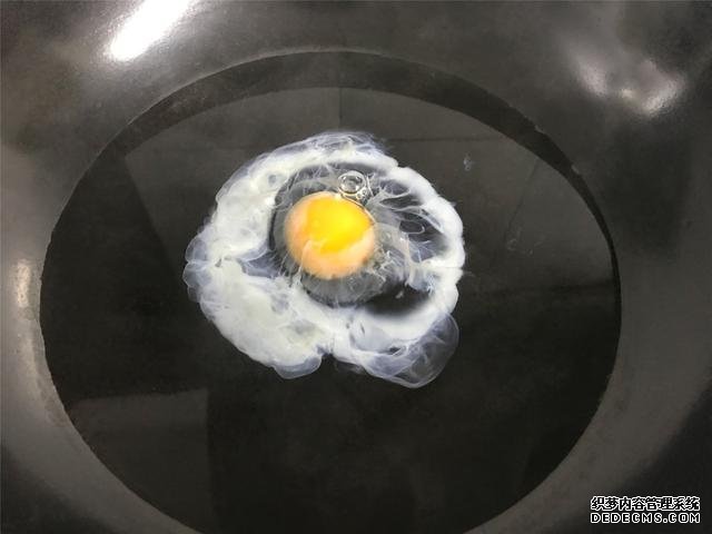 水煮荷包蛋，冷水下鍋還是開(kāi)水下鍋？學(xué)會(huì)這三招，雞蛋圓嫩不散