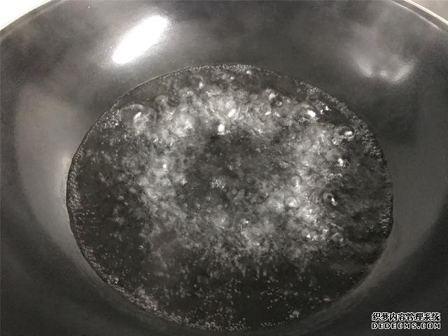 水煮荷包蛋，冷水下鍋還是開(kāi)水下鍋？學(xué)會(huì)這三招，雞蛋圓嫩不散