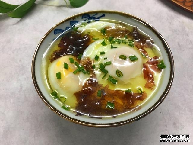 水煮荷包蛋，冷水下鍋還是開(kāi)水下鍋？學(xué)會(huì)這三招，雞蛋圓嫩不散