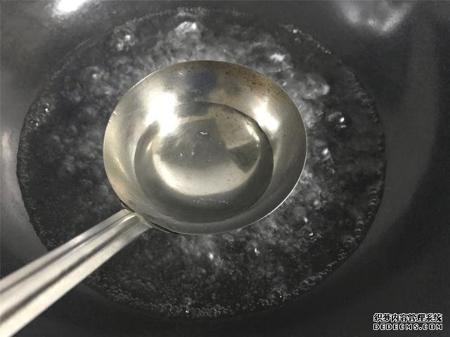 水煮荷包蛋，冷水下鍋還是開(kāi)水下鍋？學(xué)會(huì)這三招，雞蛋圓嫩不散