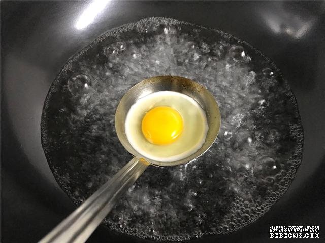 水煮荷包蛋，冷水下鍋還是開(kāi)水下鍋？學(xué)會(huì)這三招，雞蛋圓嫩不散