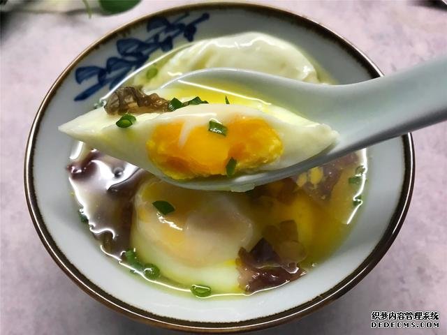 水煮荷包蛋，冷水下鍋還是開(kāi)水下鍋？學(xué)會(huì)這三招，雞蛋圓嫩不散