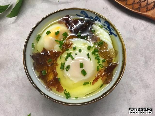 水煮荷包蛋，冷水下鍋還是開(kāi)水下鍋？學(xué)會(huì)這三招，雞蛋圓嫩不散
