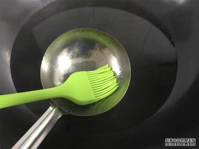水煮荷包蛋，冷水下鍋還是開(kāi)水下鍋？學(xué)會(huì)這三招，雞蛋圓嫩不散