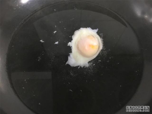 水煮荷包蛋，冷水下鍋還是開(kāi)水下鍋？學(xué)會(huì)這三招，雞蛋圓嫩不散