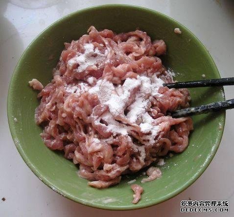 家庭版自制水煮肉，肉嫩軟滑，麻辣鮮香，每次做都不夠吃