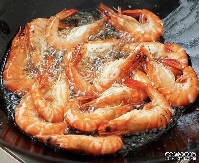 油燜大蝦怎么做好吃得根本停不下來(lái)，油燜大蝦最正宗做法