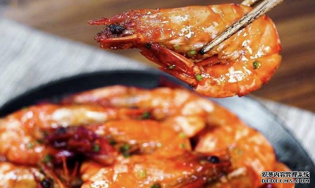 油燜大蝦怎么做好吃得根本停不下來(lái)，油燜大蝦最正宗做法