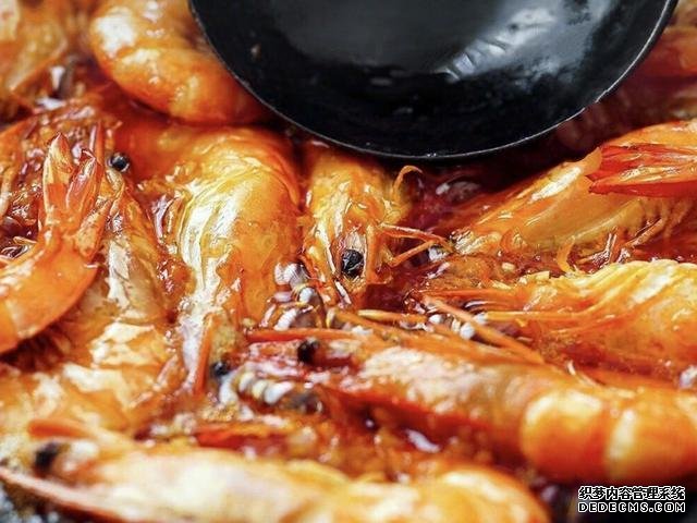 油燜大蝦怎么做好吃得根本停不下來(lái)，油燜大蝦最正宗做法