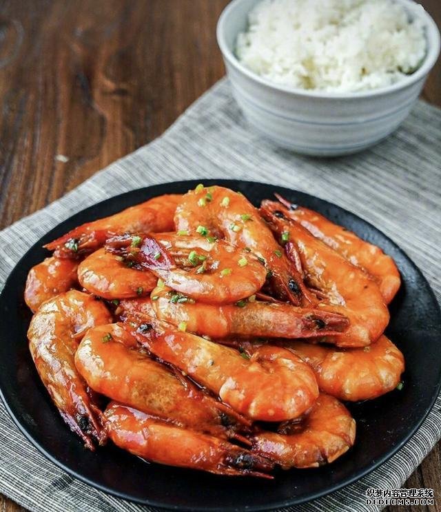 油燜大蝦怎么做好吃得根本停不下來(lái)，油燜大蝦最正宗做法
