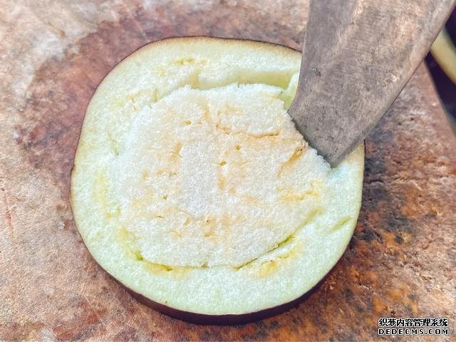 茄子不要用來炒和燉，香煎茄子煲口感嫩軟濃香，是老少皆宜的菜品