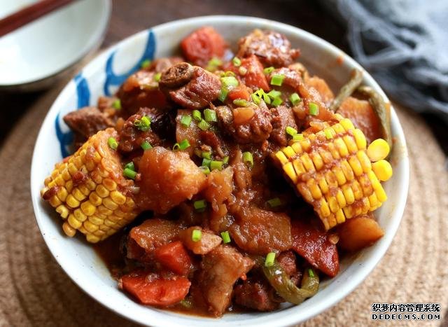 有葷有素，營(yíng)養(yǎng)豐富的大亂燉，制作簡(jiǎn)單鮮香可口的地三鮮