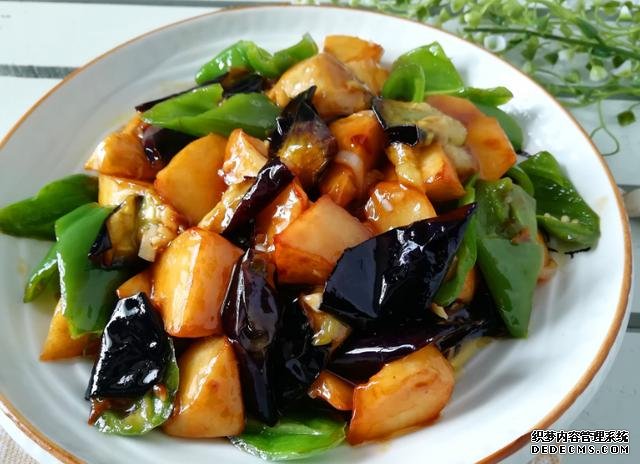 有葷有素，營(yíng)養(yǎng)豐富的大亂燉，制作簡(jiǎn)單鮮香可口的地三鮮