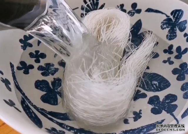 西紅柿別炒著吃，教你新吃法，一次做6個(gè)，比吃肉過癮，太香了