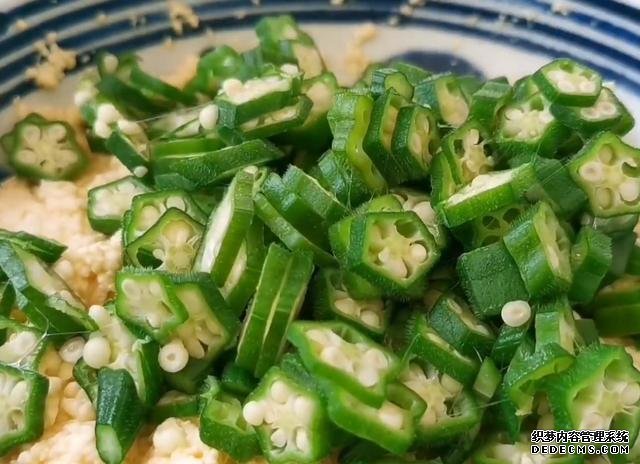 1塊豆腐加1把秋葵，不蒸不炒不涼拌，出鍋比吃肉還香，超過癮