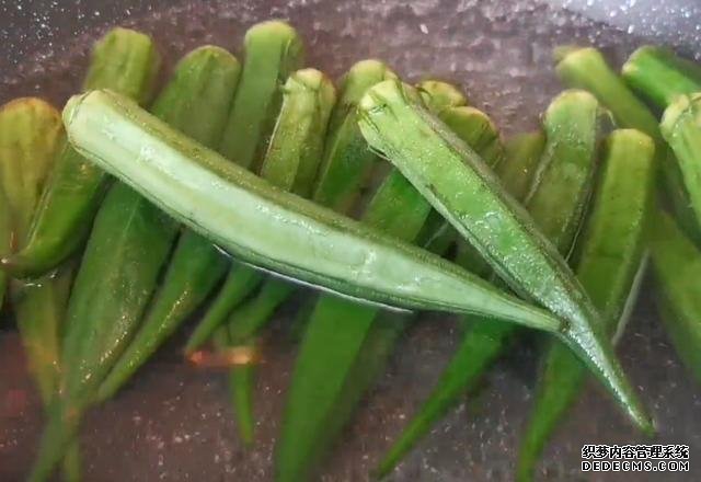 1塊豆腐加1把秋葵，不蒸不炒不涼拌，出鍋比吃肉還香，超過癮