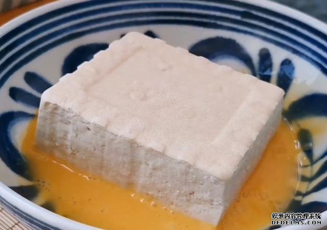 1塊豆腐加1把秋葵，不蒸不炒不涼拌，出鍋比吃肉還香，超過癮