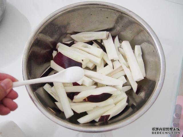 茄子換種做法，搭配牛肉做“披薩”，味道特別值得嘗試