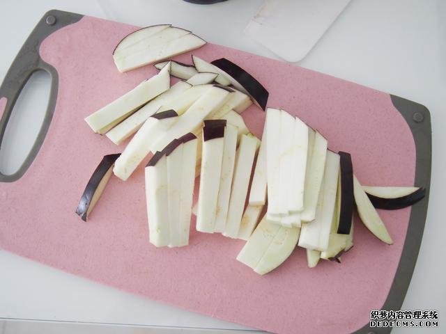 茄子換種做法，搭配牛肉做“披薩”，味道特別值得嘗試