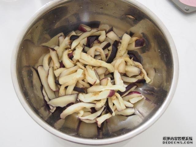 茄子換種做法，搭配牛肉做“披薩”，味道特別值得嘗試