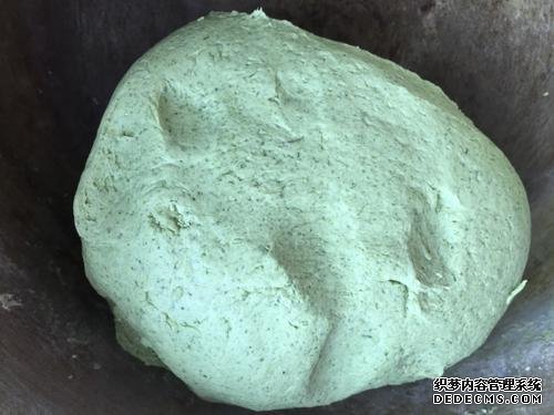 時近清明，“青團”可不能少，油綠如玉，香糯可口，天然綠色小吃