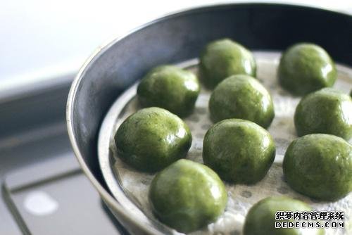時近清明，“青團”可不能少，油綠如玉，香糯可口，天然綠色小吃