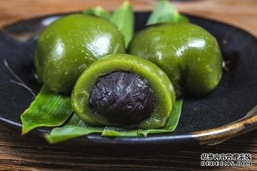 時近清明，“青團”可不能少，油綠如玉，香糯可口，天然綠色小吃