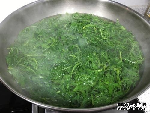 時近清明，“青團”可不能少，油綠如玉，香糯可口，天然綠色小吃