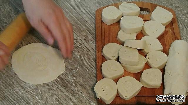 老婆做了20個(gè)“烤餃子”，掰開樂(lè)壞了：這種餃子皮頭一次見(jiàn)