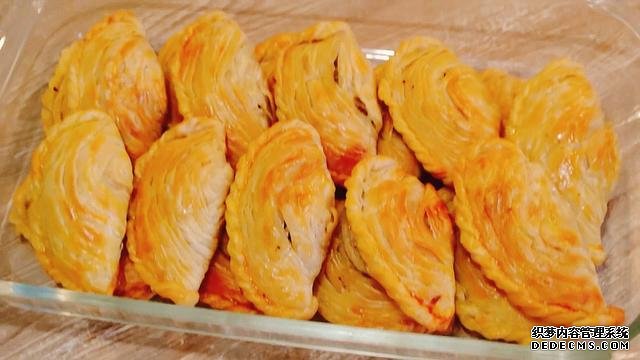 老婆做了20個(gè)“烤餃子”，掰開樂(lè)壞了：這種餃子皮頭一次見(jiàn)