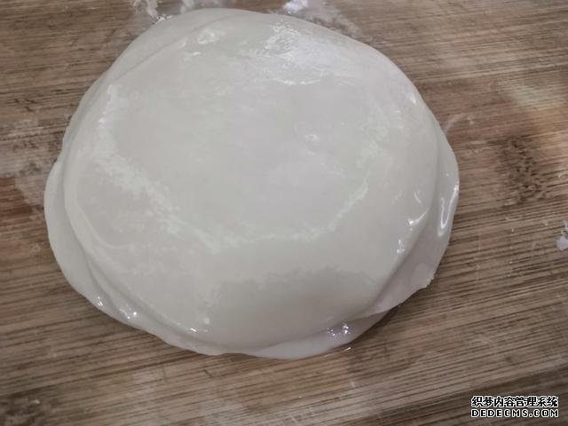 包餃子剩點(diǎn)餃子皮不要浪費(fèi)，教你一個新鮮吃法，搭配土豆絲很美味