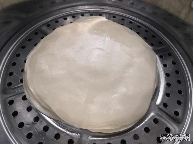 包餃子剩點(diǎn)餃子皮不要浪費(fèi)，教你一個新鮮吃法，搭配土豆絲很美味