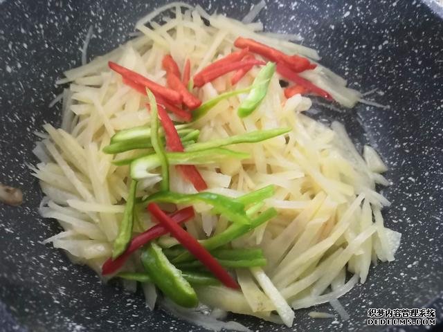 包餃子剩點(diǎn)餃子皮不要浪費(fèi)，教你一個新鮮吃法，搭配土豆絲很美味
